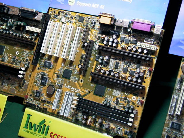 i820 motherboard (Photo by PC Watch http://watch.impress.co.jp)