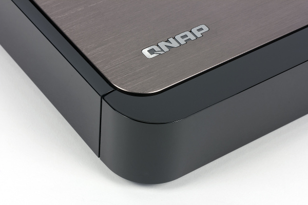 Внешний вид QNAP HS-210