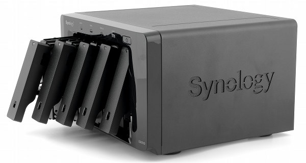 Установка дисков в Synology DX510
