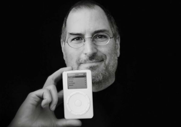 Стив Джобс с первым iPod