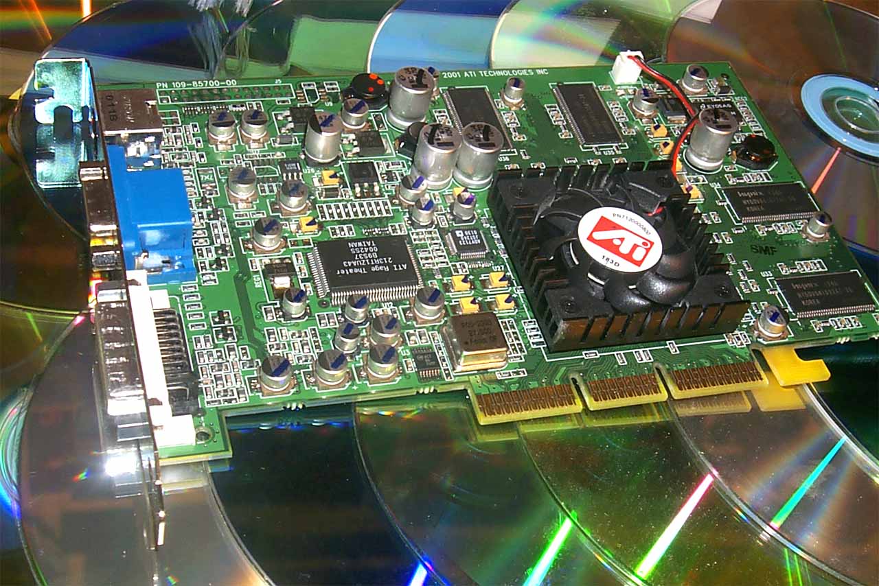 Производителя памяти видеокарты. Radeon 8500. Radeon 8500 чип. ATI Radeon 8500 64 МБ. Каналы памяти видеокарты.